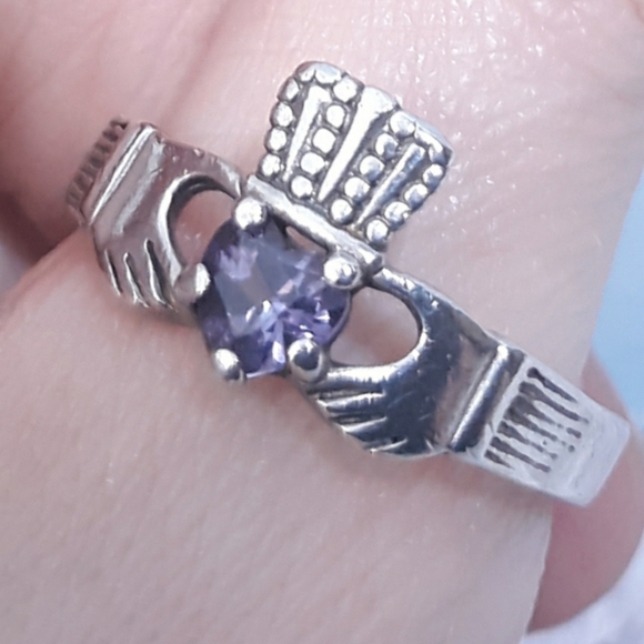 *Sz 8 womens vintage 1980s Sterling Silver Claddagh Ring Signed 925 DM Purple
